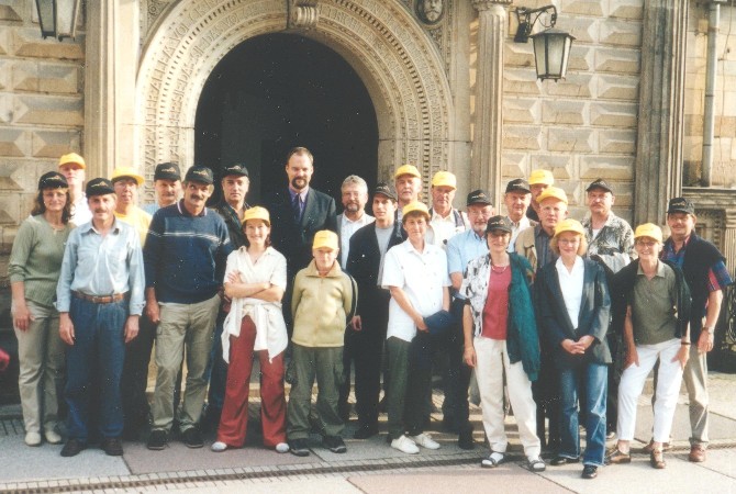 Mit gelben und schwarzen Kappen